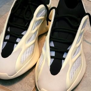 Yeezy 700 Azael size 9 mens
